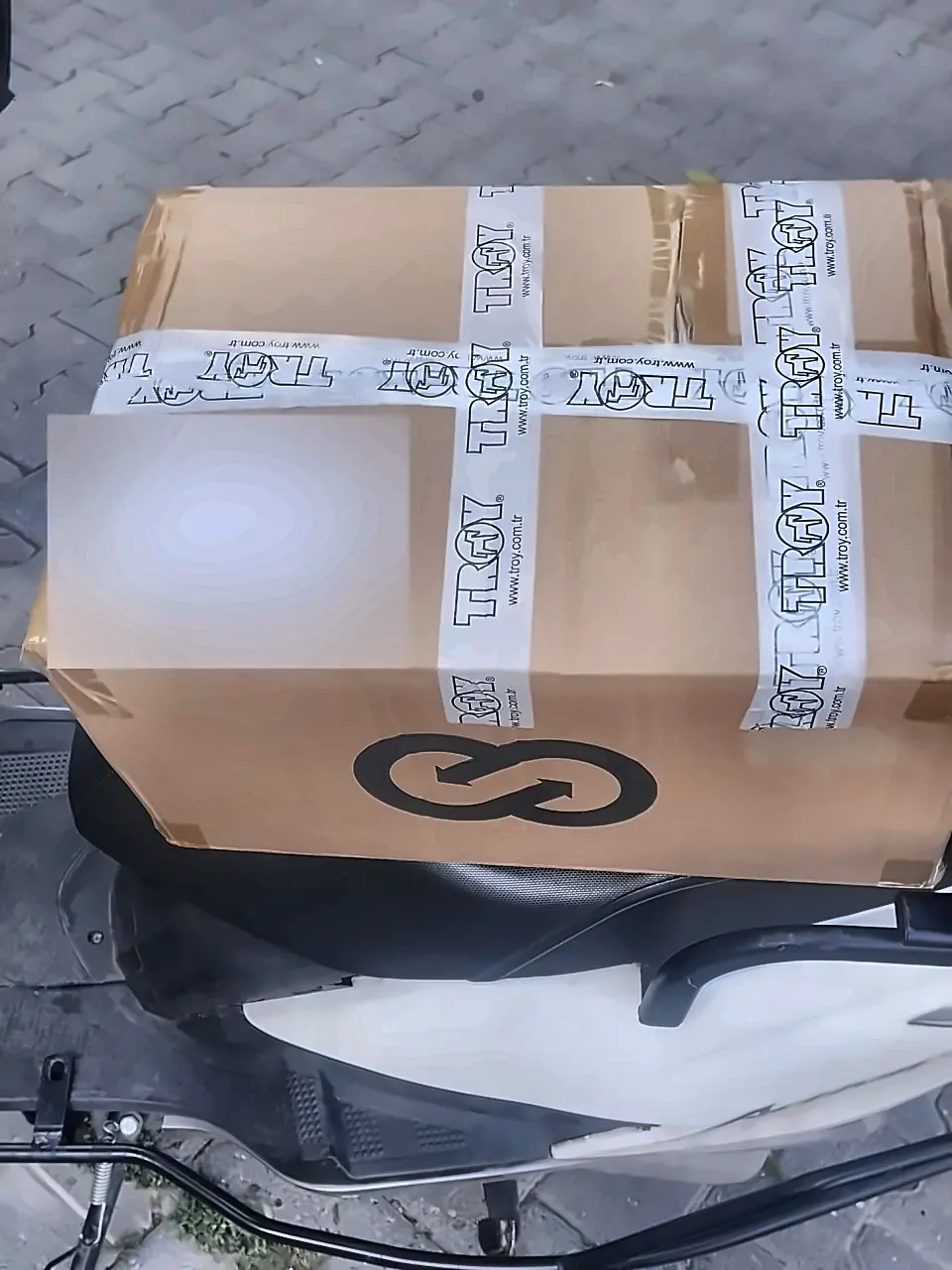 Motorun arkasında teslime giden koli