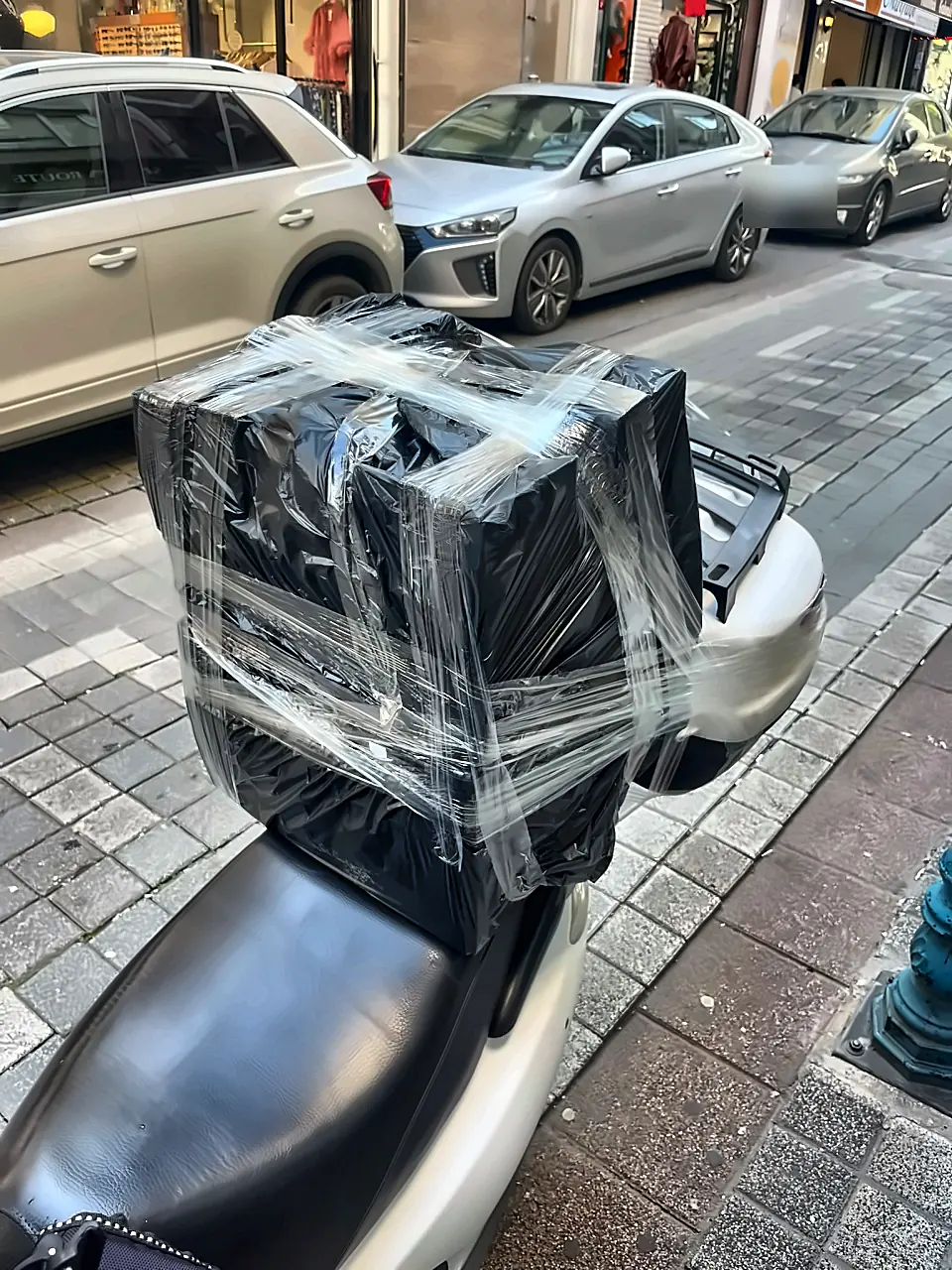 Moto kurye ile taşınan, bantlanmış koli